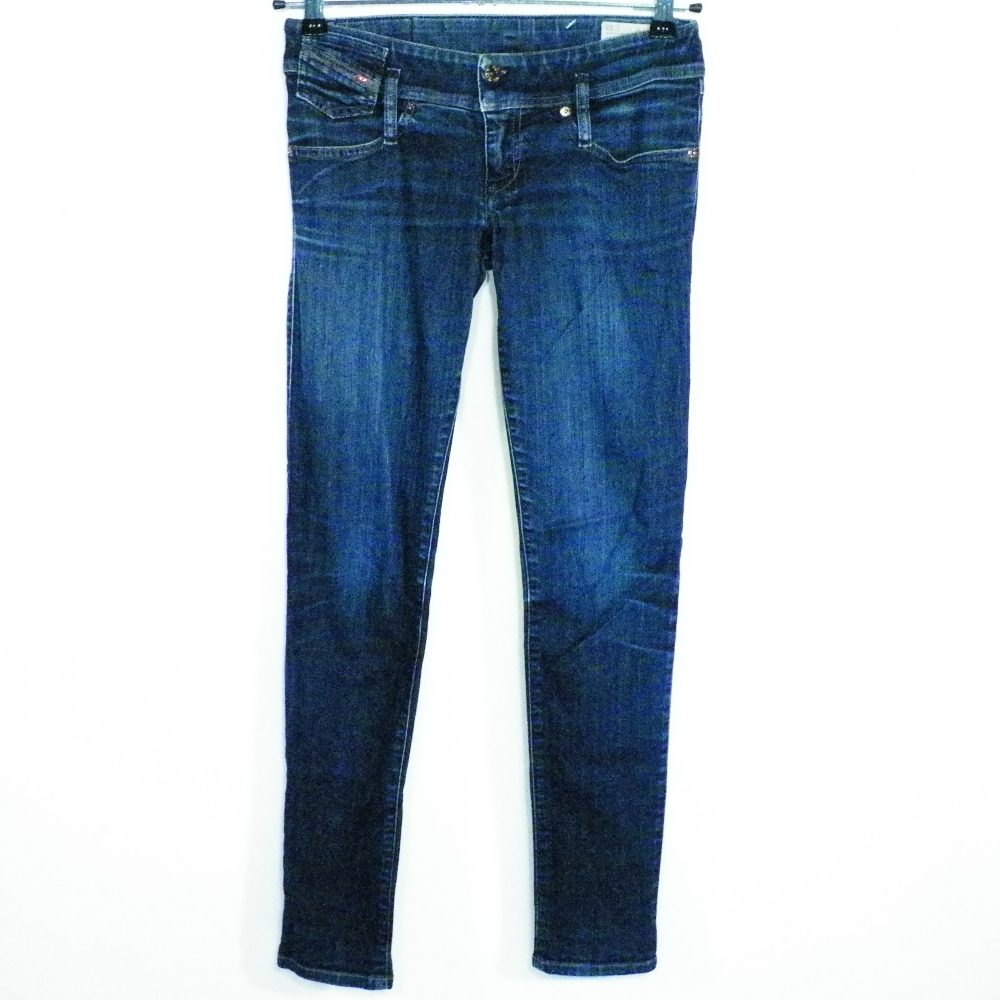 Acheter Jeans Femme Bleu DIESEL Taille Estimée 36. Bon état - 12,00 € Jeans Femme Bleu DIESEL Taille Estimée 36. Bon état - reconditionné disponible sur Label Emmaüs